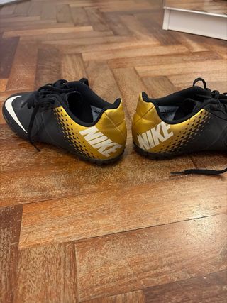 Scarpe da calcio Nike nere e oro