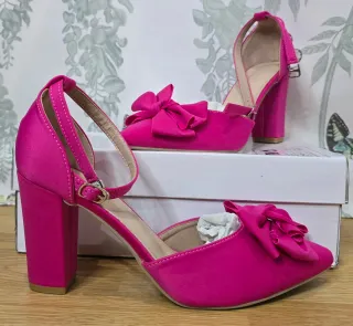 Zapatos de tacón fucsia con lazo