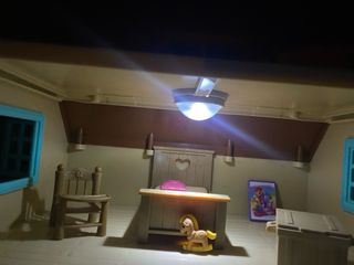 Casa de muñecas con luz
