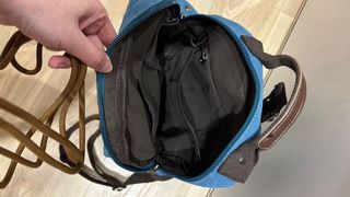 Mochila azul y marrón