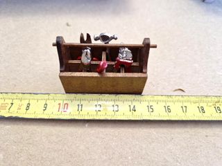 Caja de madera y herramientas miniatura
