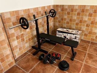 Banco musculación con barra y pesas