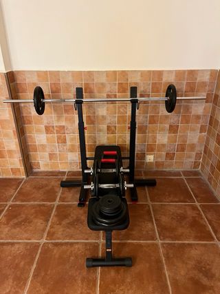 Banco musculación con barra y pesas