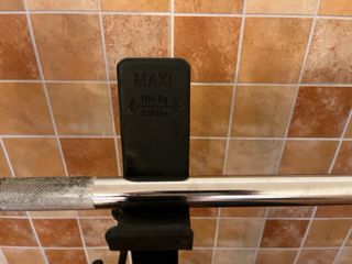 Banco musculación con barra y pesas