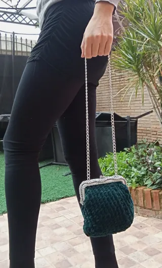 Bolso de crochet verde botella con cadena plateada
