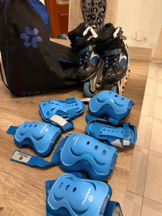 Patines en línea y protecciones azules
