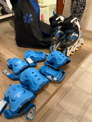 Patines en línea y protecciones azules