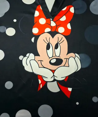 Camiseta estampado de Minnie hombros descubiertos.