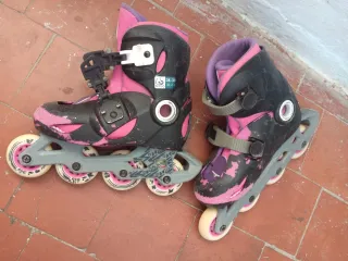 Patines en línea rosas y negros