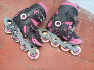 Patines en línea rosas y negros