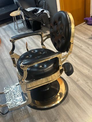 Silla de barbería clásica dorada