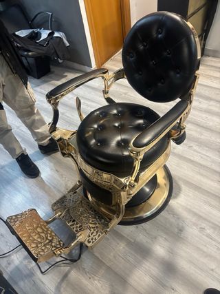Silla de barbería clásica dorada
