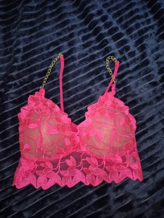 Top encaje rosa con cadenas doradas