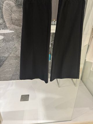 Pantalones negros acampanados