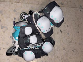 Patines en línea grises y turquesa