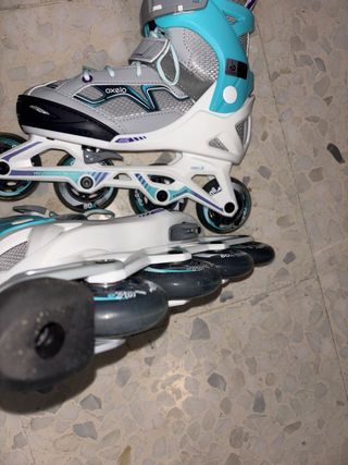 Patines en línea grises y turquesa