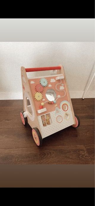 Andador infantil de madera
