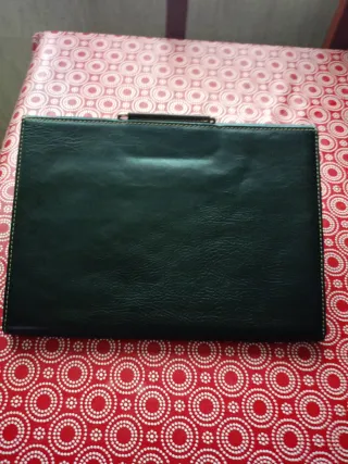 Maletín portadocumentos, de color negro, de piel.