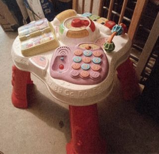 Mesa de actividades para bebé