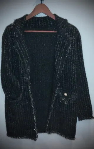 Abrigo negro con detalles plateados