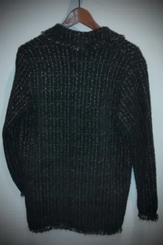 Abrigo negro con detalles plateados