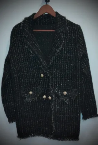 Abrigo negro con detalles plateados