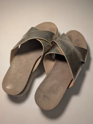 Sandalias doradas y beige
