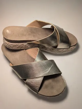 Sandalias doradas y beige