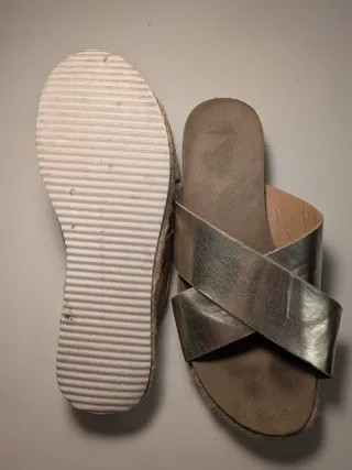 Sandalias doradas y beige