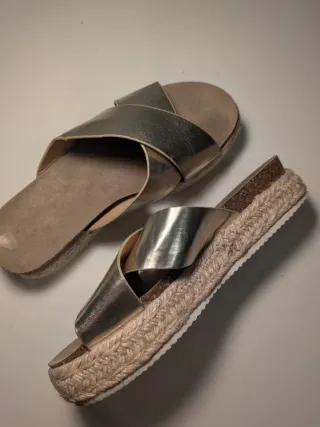 Sandalias doradas y beige