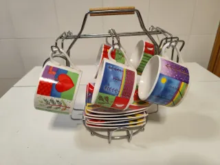 Juego de 5 tazas de cerámica con soporte.