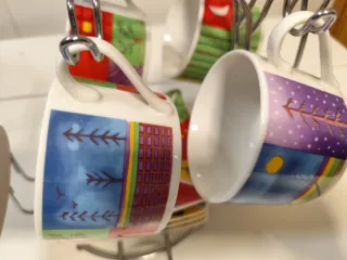 Juego de 5 tazas de cerámica con soporte.