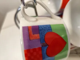 Juego de 5 tazas de cerámica con soporte.