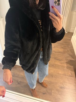 Abrigo negro de pelo sintético con capucha