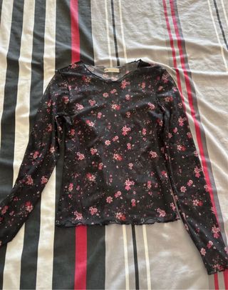 Top transparente floral negro y rosa