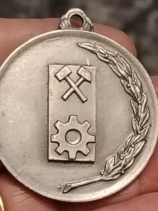 Lote 3 Medallas Delegación local de Juventudes