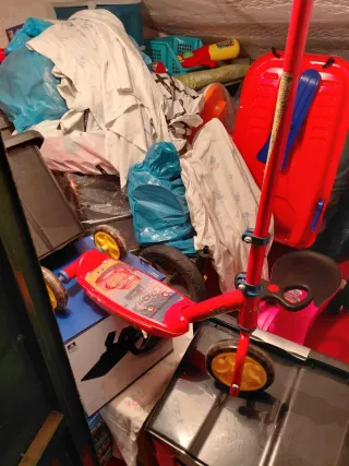 Patinete infantil rojo con ruedas amarillas