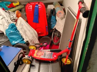 Patinete infantil rojo con ruedas amarillas