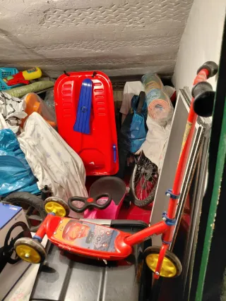 Patinete infantil rojo con ruedas amarillas