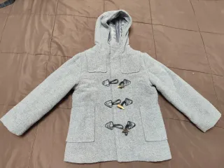 Chaqueta gris con botones de madera