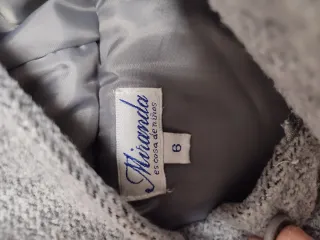 Chaqueta gris con botones de madera