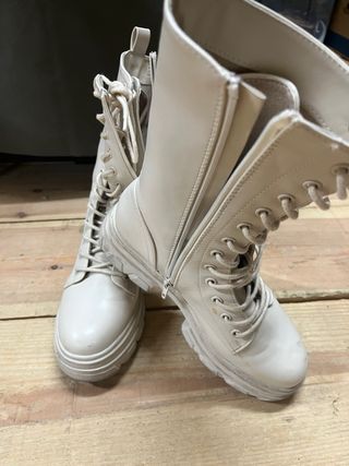 Botas altas beige con cordones