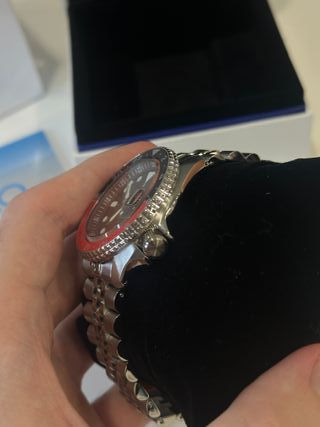 Reloj Seiko 5 Automático Rojo y Plateado