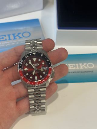 Reloj Seiko 5 Automático Rojo y Plateado