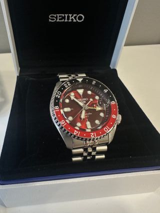 Reloj Seiko 5 Automático Rojo y Plateado