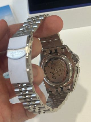 Reloj Seiko 5 Automático Rojo y Plateado