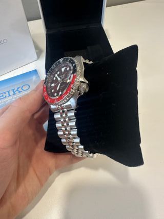 Reloj Seiko 5 Automático Rojo y Plateado