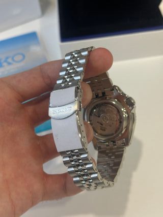 Reloj Seiko 5 Automático Rojo y Plateado