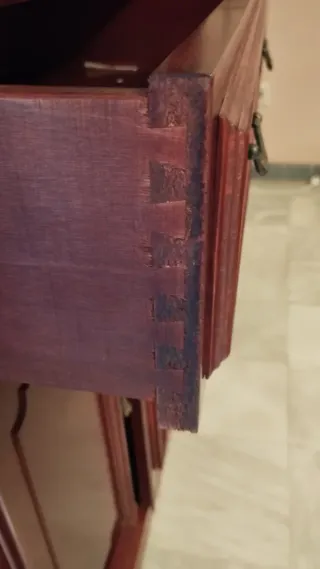 Vitrina de madera y cristal