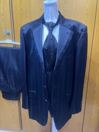 Traje de noche la tela negra con brillo.